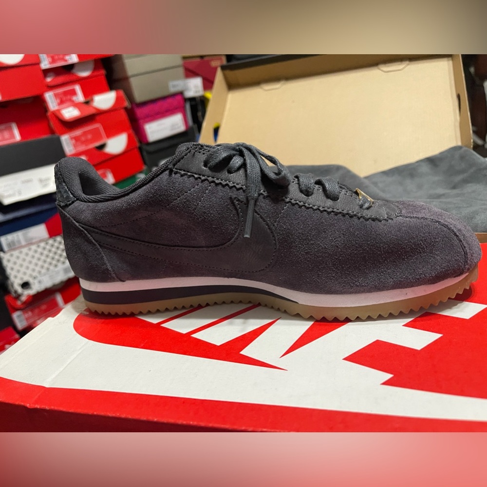 Nike 8.5 Grey ….SHOE BAG INCLUDED